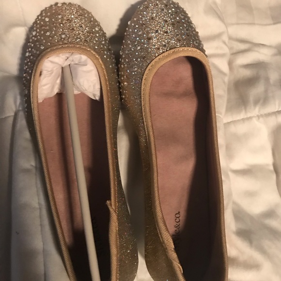 Gold flats - Picture 1 of 2